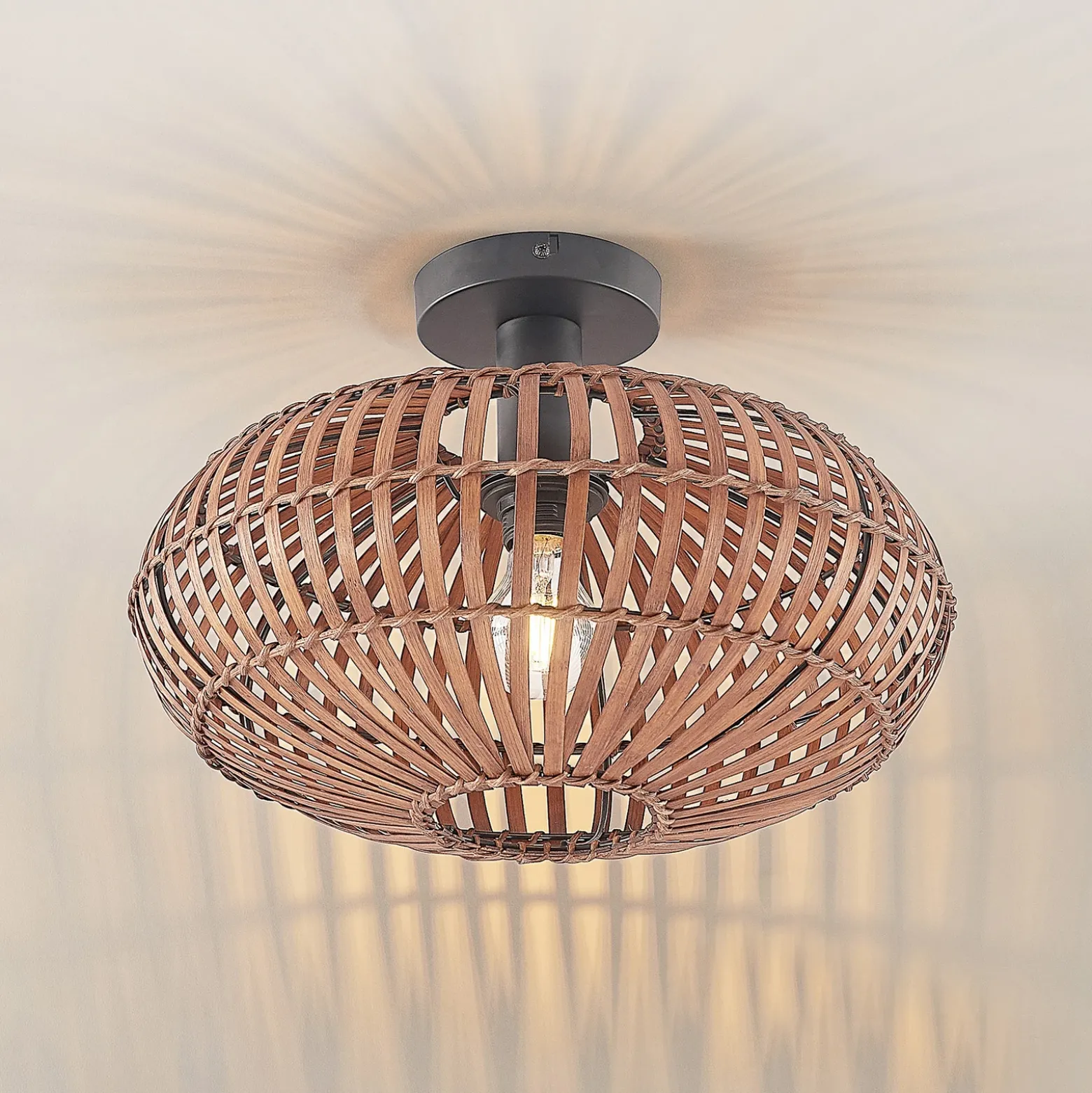 Plafón Lindby Majeora, Ø 40 cm, marrón, bambú
