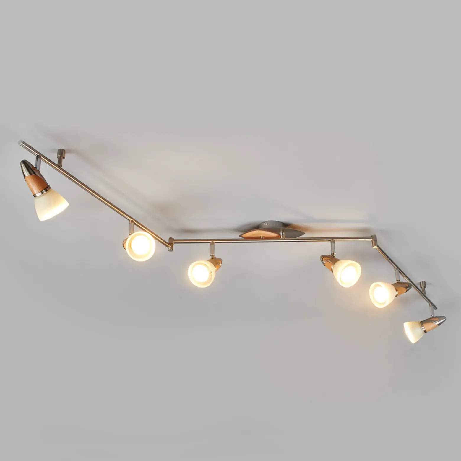 Plafón Lindby Marena, 6 luces, cristal, madera, 180 cm de largo
