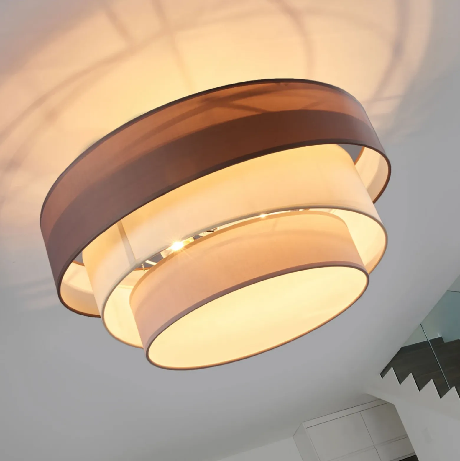 Plafón Lindby Melia, marrón/gris, tejido, Ø 56 cm