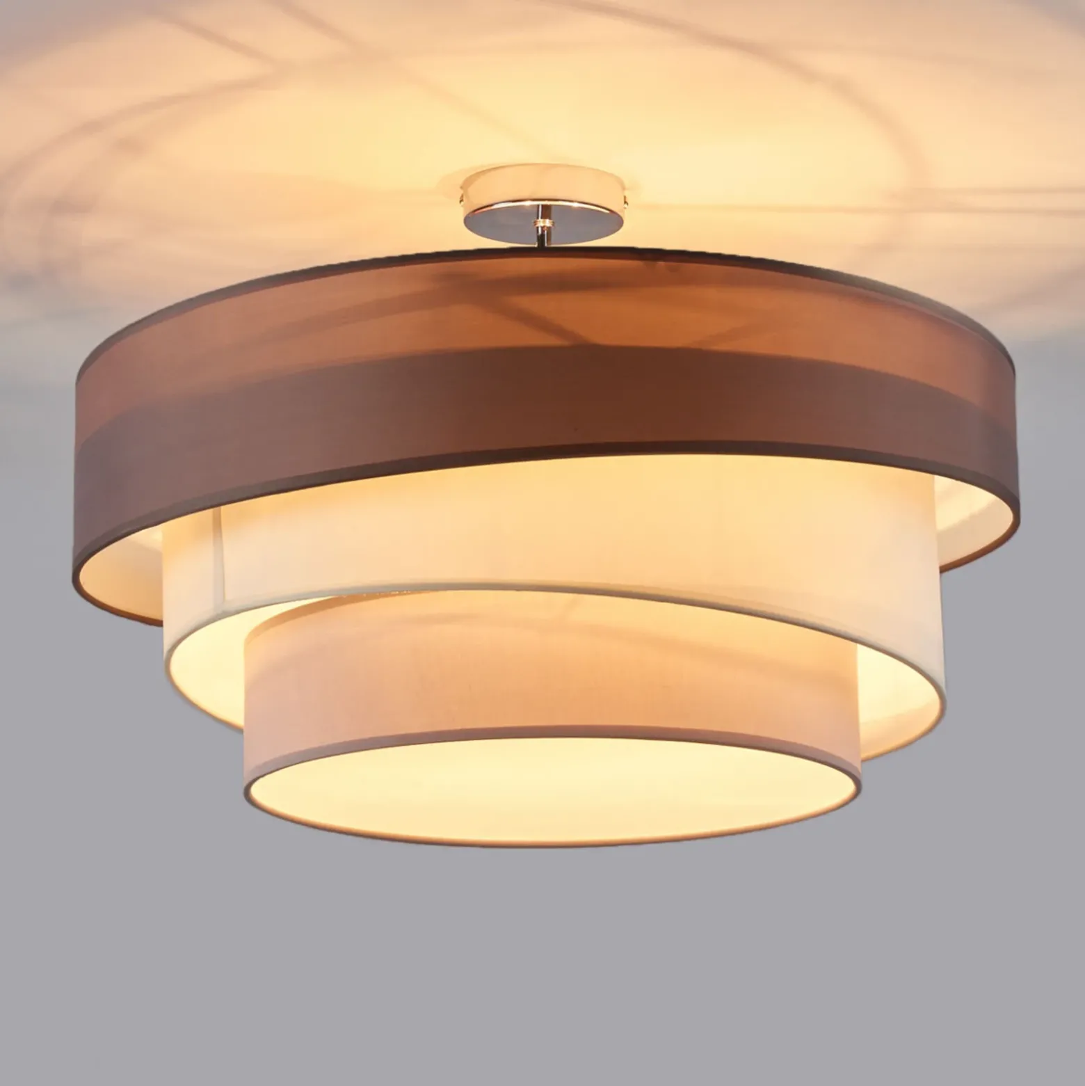 Plafón Lindby Melia, marrón/gris, tejido, Ø 56 cm
