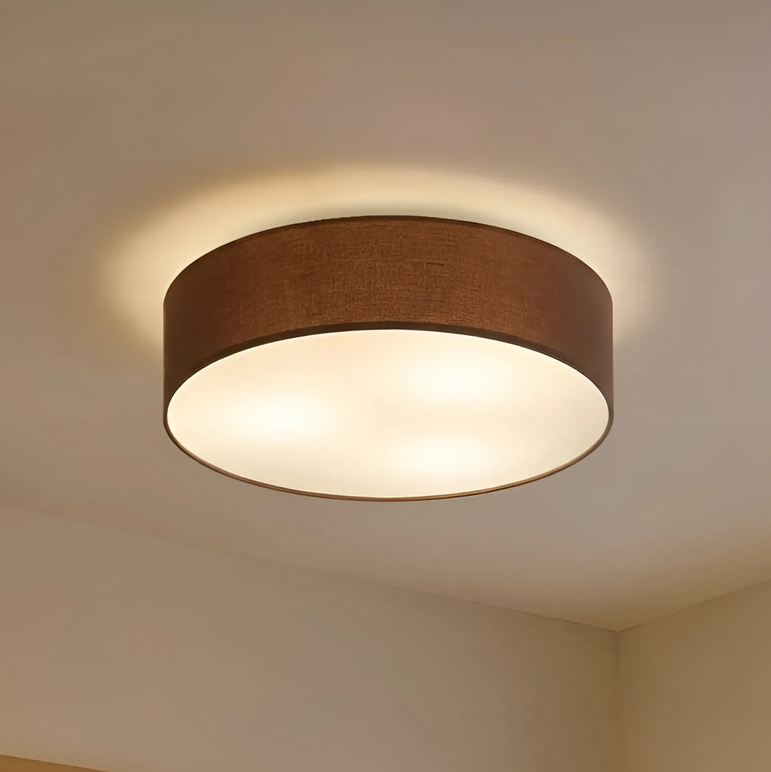 Plafón Lindby Sebatin, Ø 50 cm, marrón claro, tela, E27