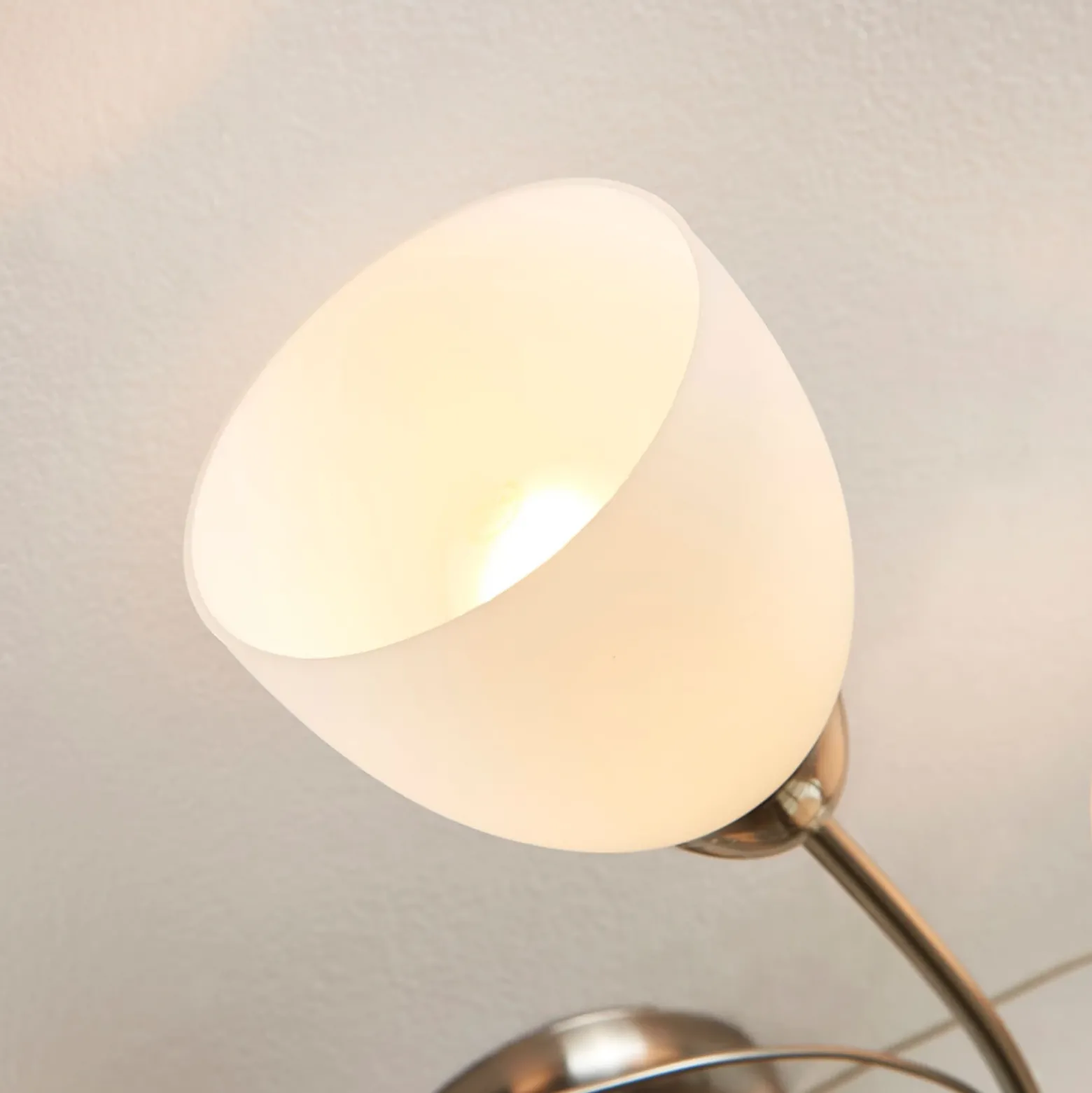Plafón Lindby Tatas, Ø 64 cm, níquel, 6 luces, cristal