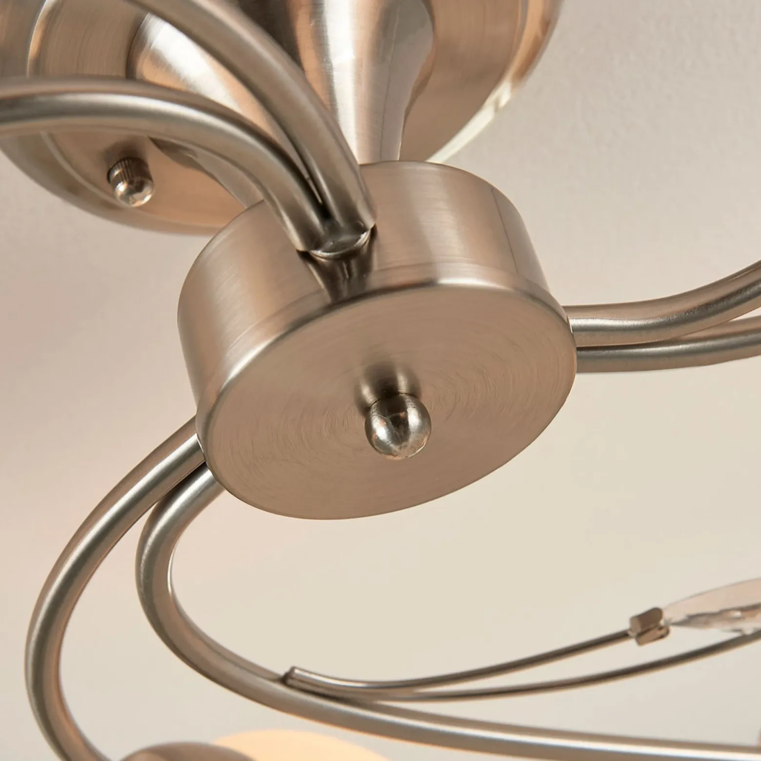 Plafón Lindby Tatas, Ø 64 cm, níquel, 6 luces, cristal