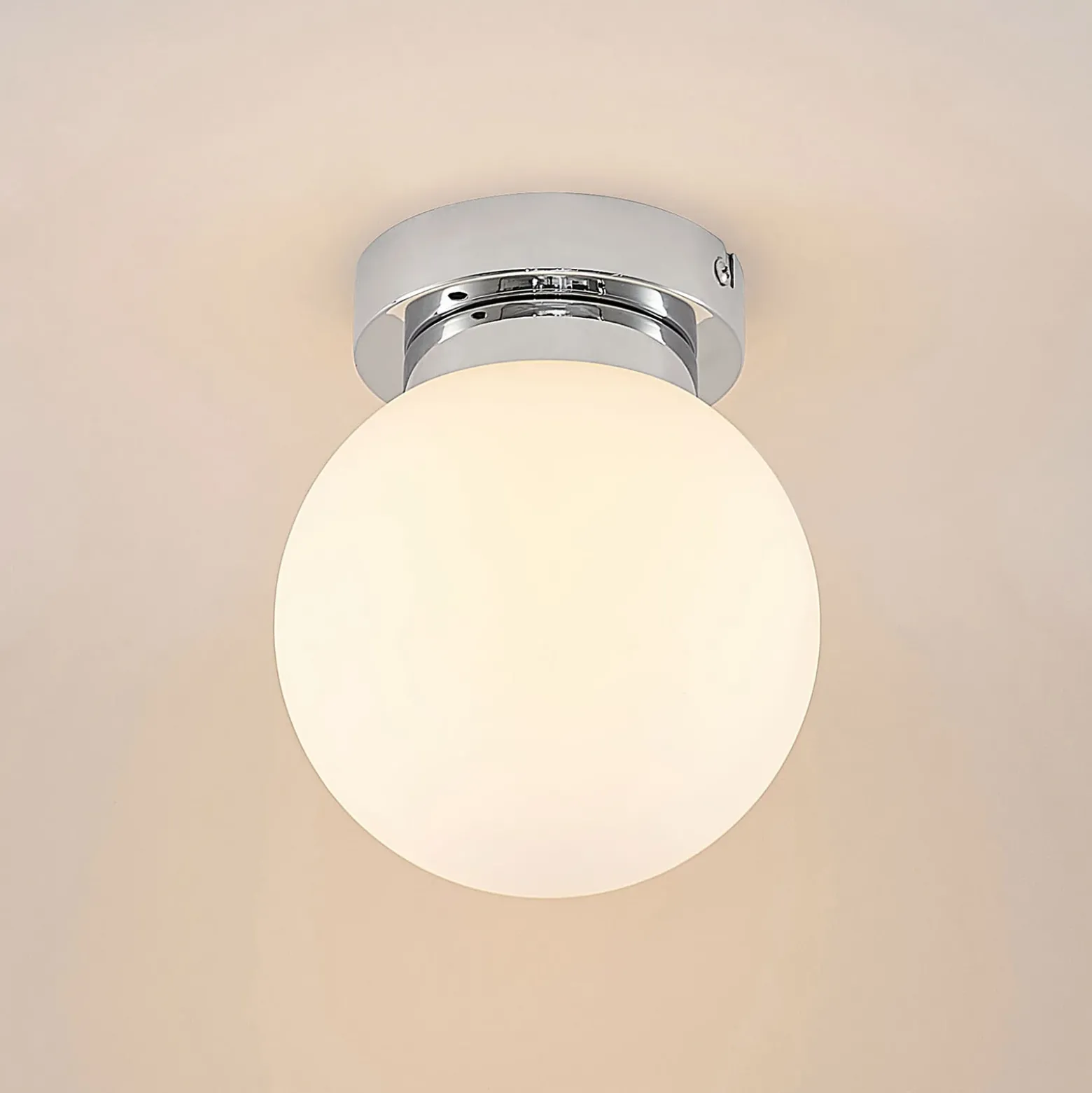 Plafón Lindby Tavino, pantalla esférica, cromo