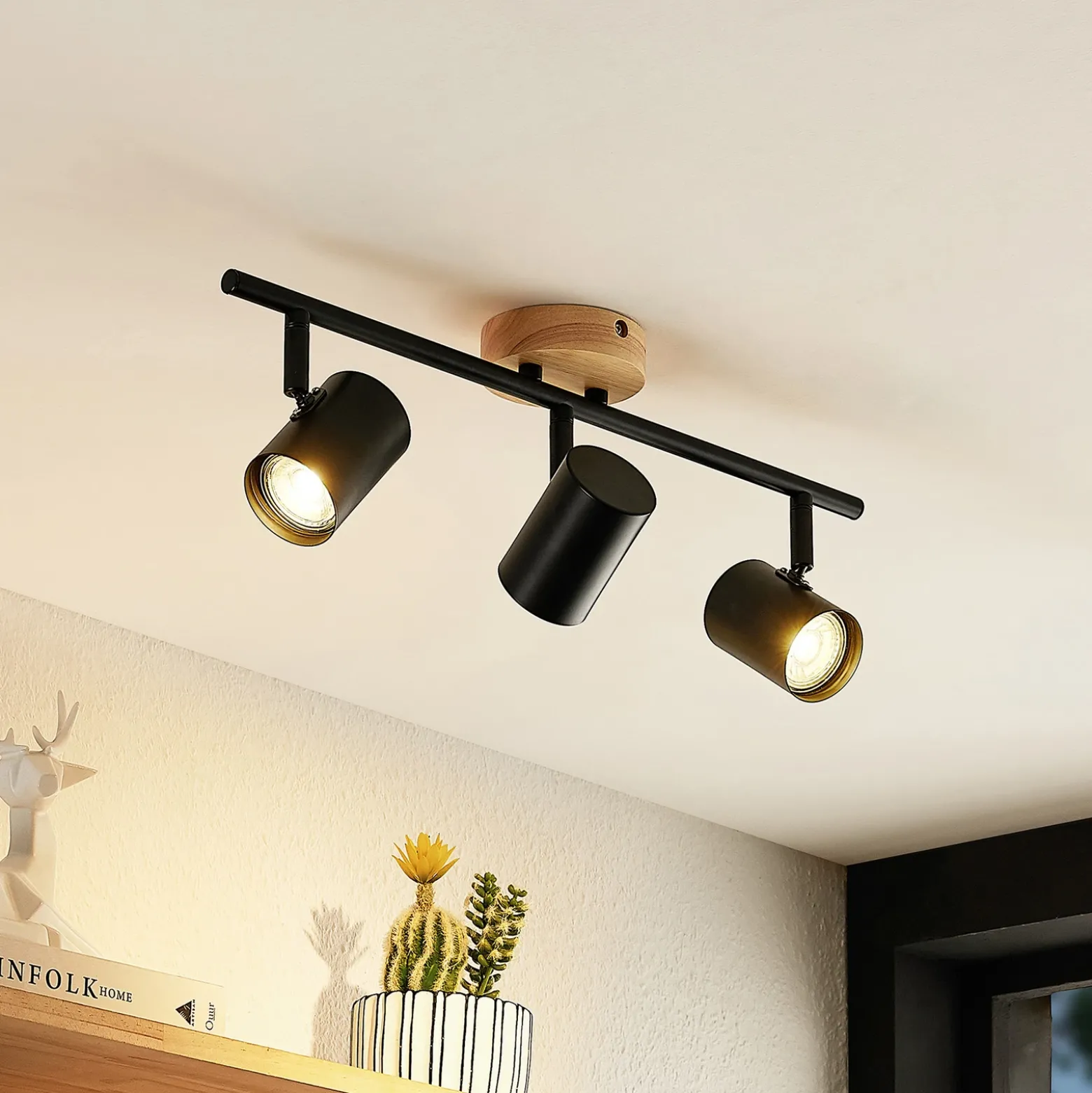 Plafón Lindby Xiomara, 3 luces, 68 cm de largo, madera
