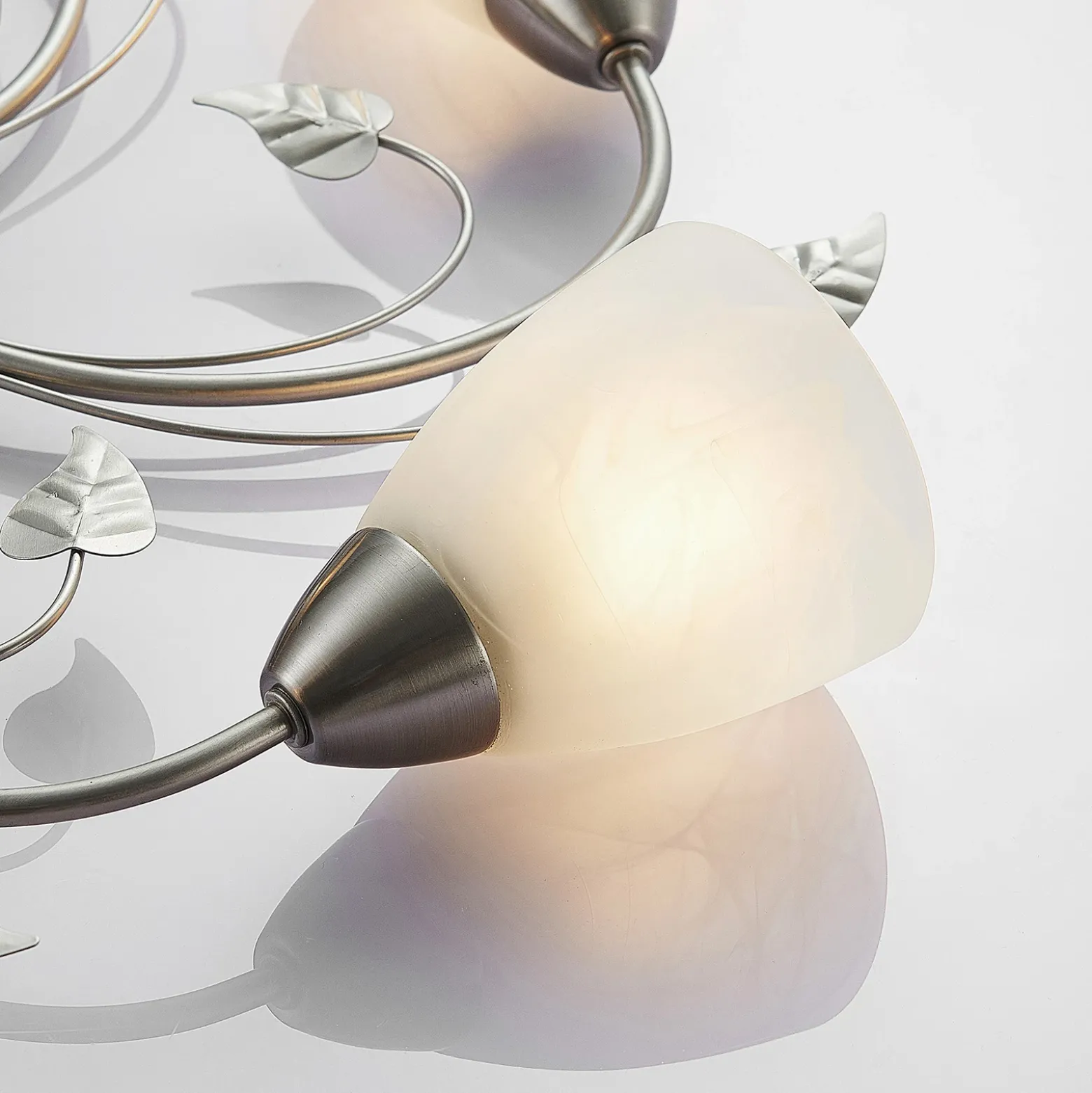 Plafón Lindby Yannie, 5 luces, 60cm, níquel/blanco, cristal