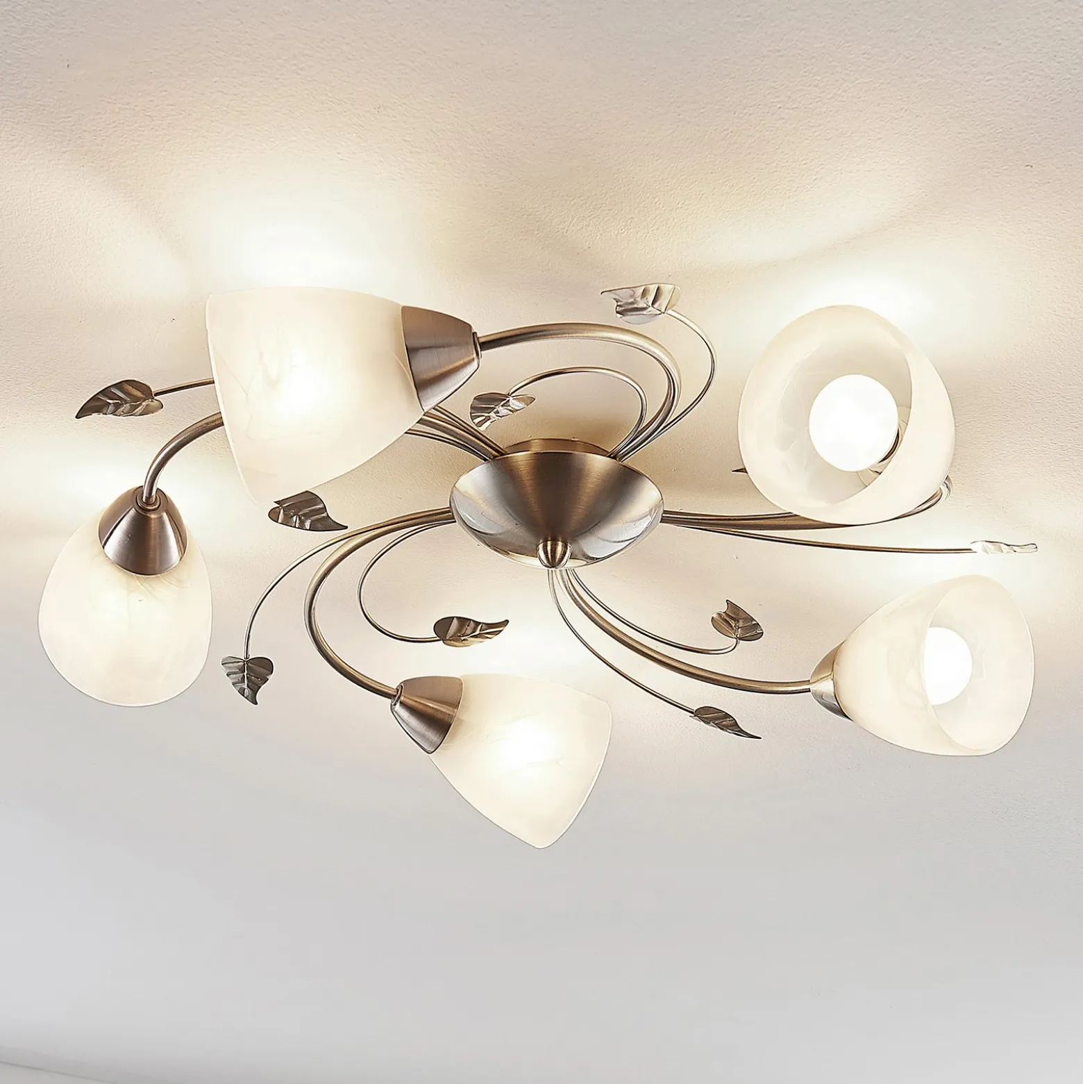 Plafón Lindby Yannie, 5 luces, 60cm, níquel/blanco, cristal