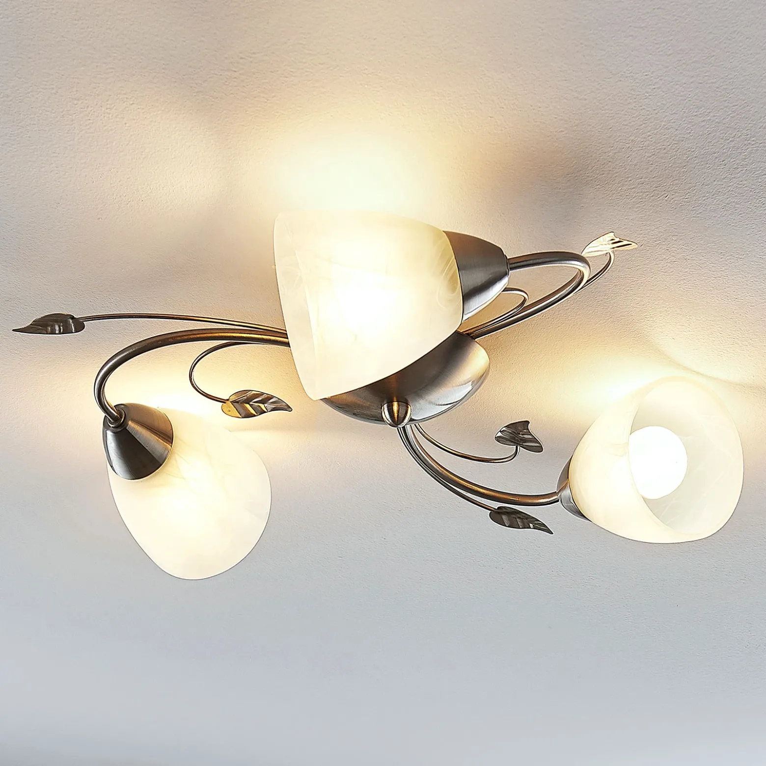 Plafón Lindby Yannie, 3 luces, 50cm, níquel/blanco, cristal