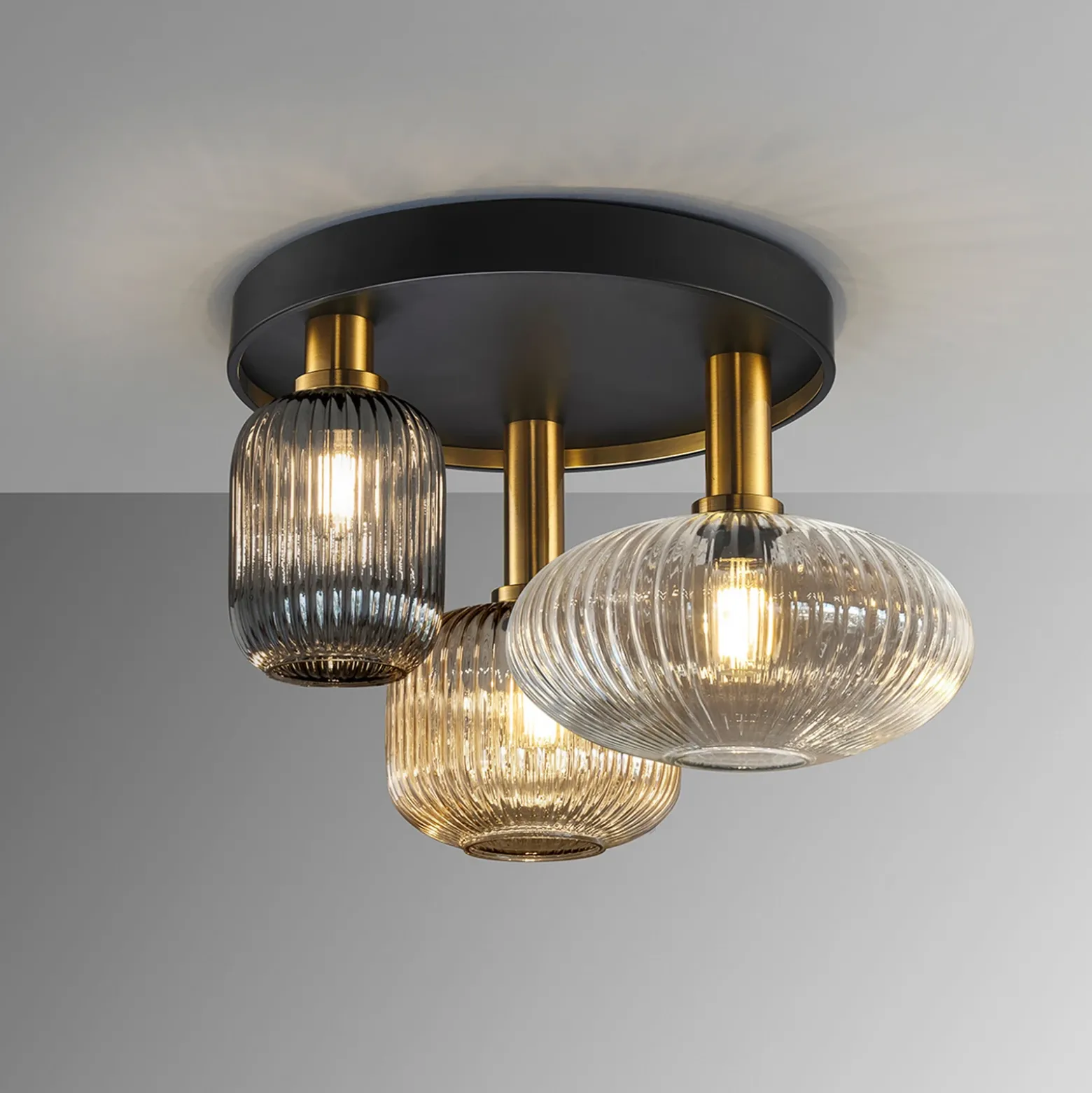 Plafón Norma, Ø 56 cm, 3 luces, negro/latón, cristal