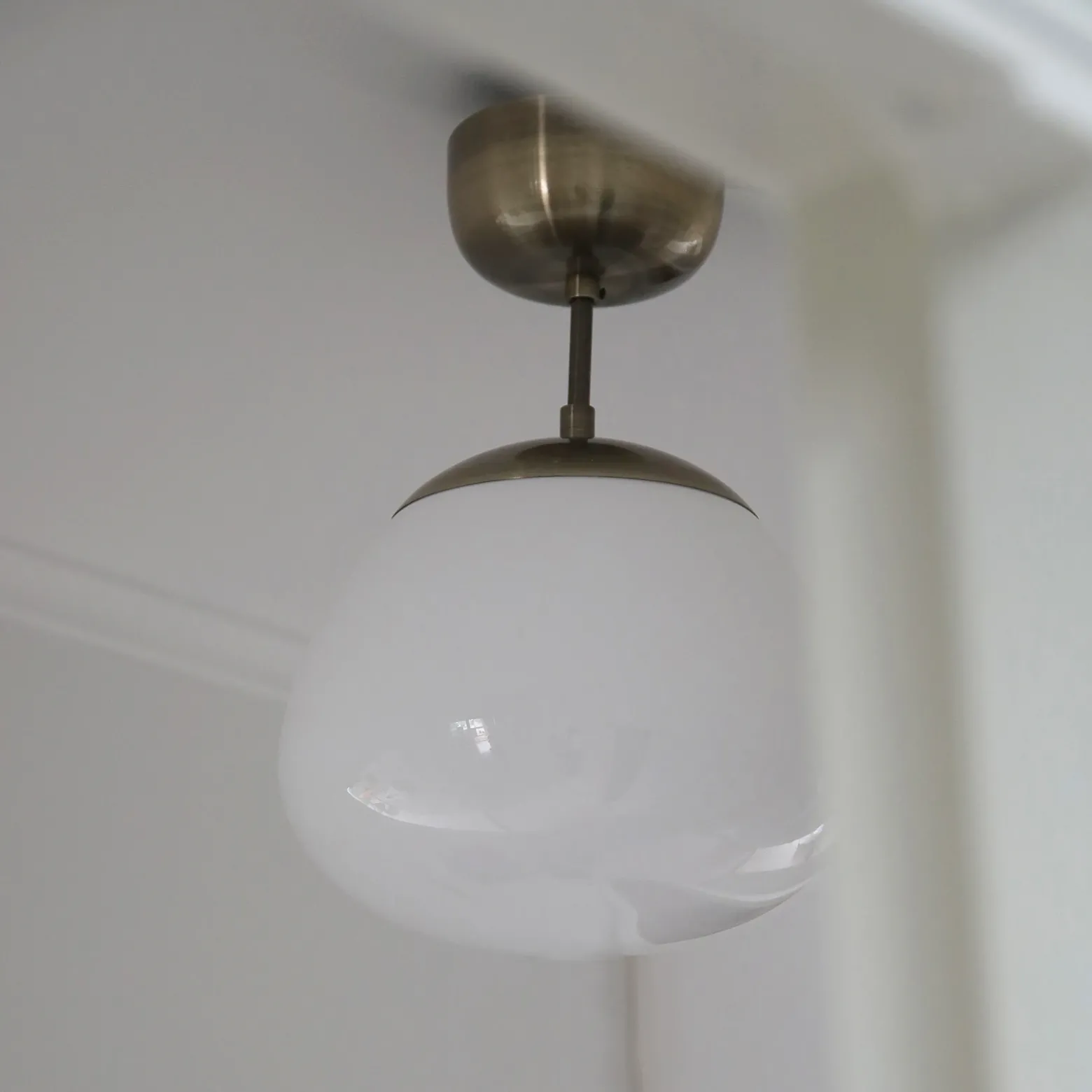 Plafón Rise, latón envejecido, cristal, Ø 25 cm