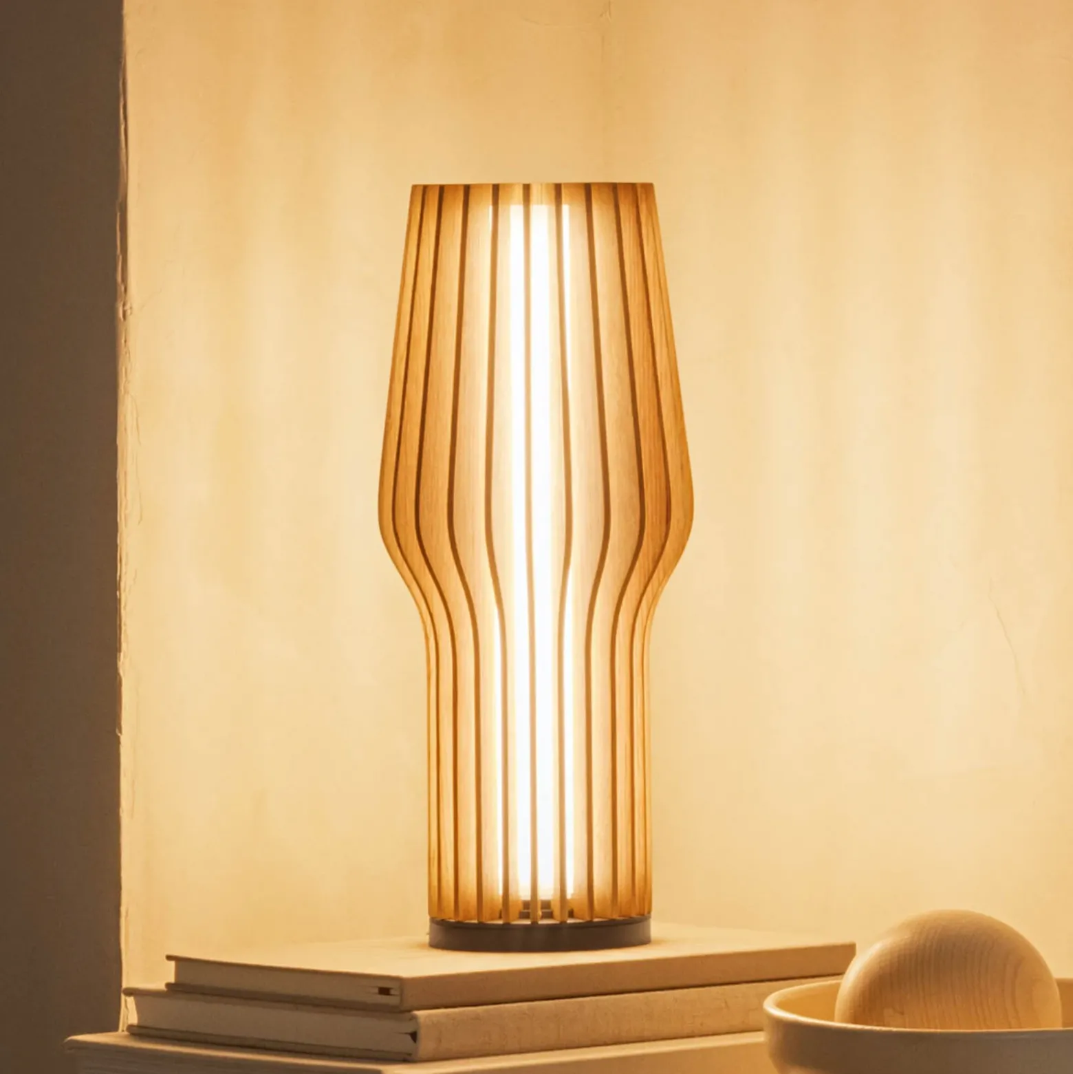 PLEASE WAIT to be SEATED Lámpara recargable RADIANT Madera clara 10 cm