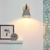 Possio - Aplique de pared con pantalla de hormigón y madera
