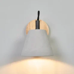 Possio - Aplique de pared con pantalla de hormigón y madera