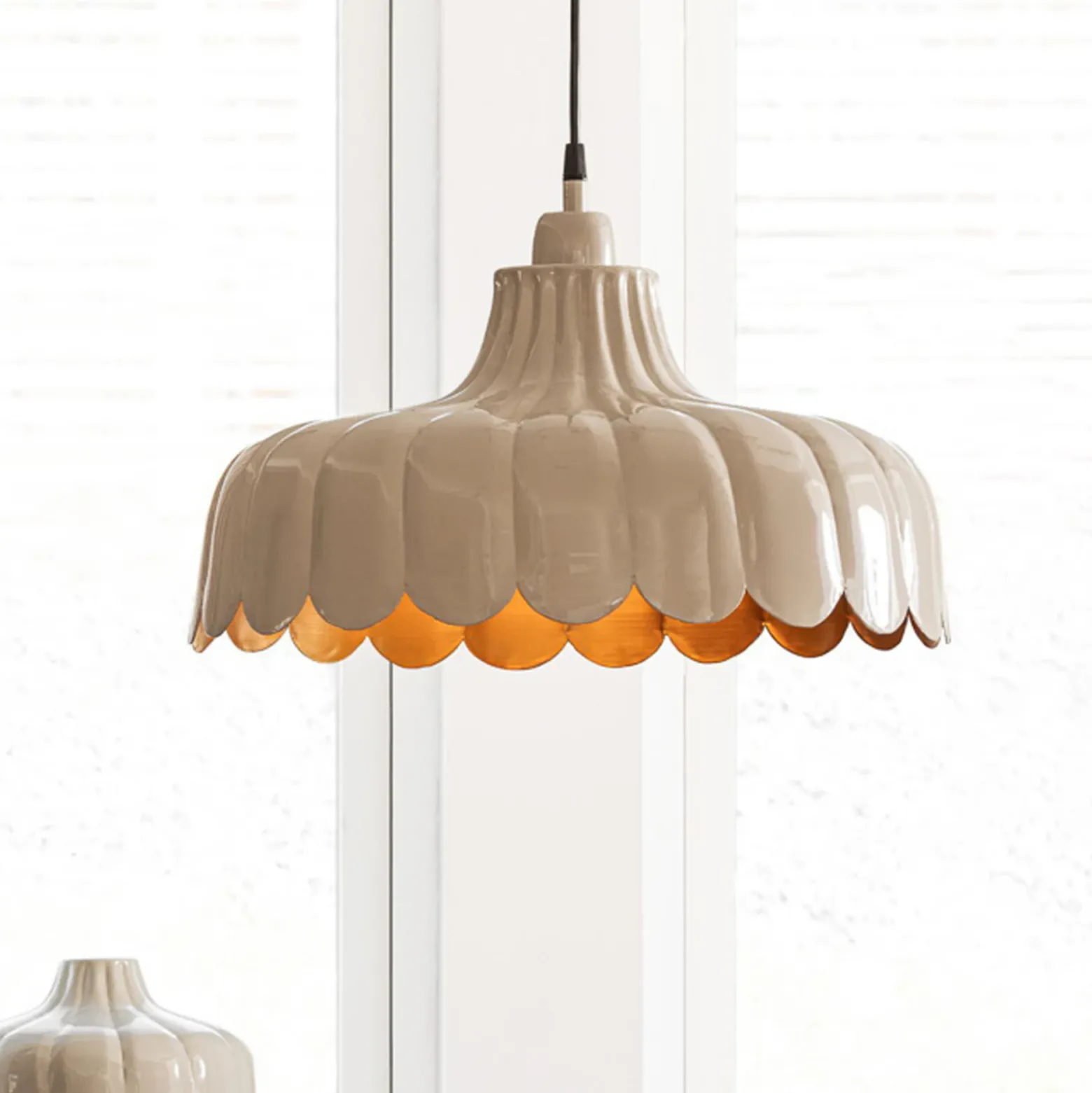PR Home Lámpara colgante Wells, beige/oro, Ø 43 cm, metal