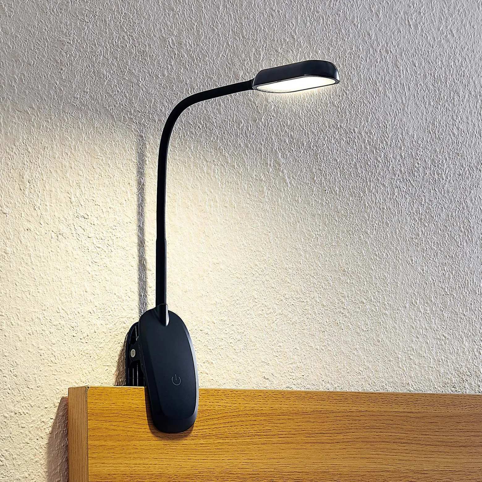 Prios lámpara de pinza LED Najari, negra, batería recargable, USB, 51 cm