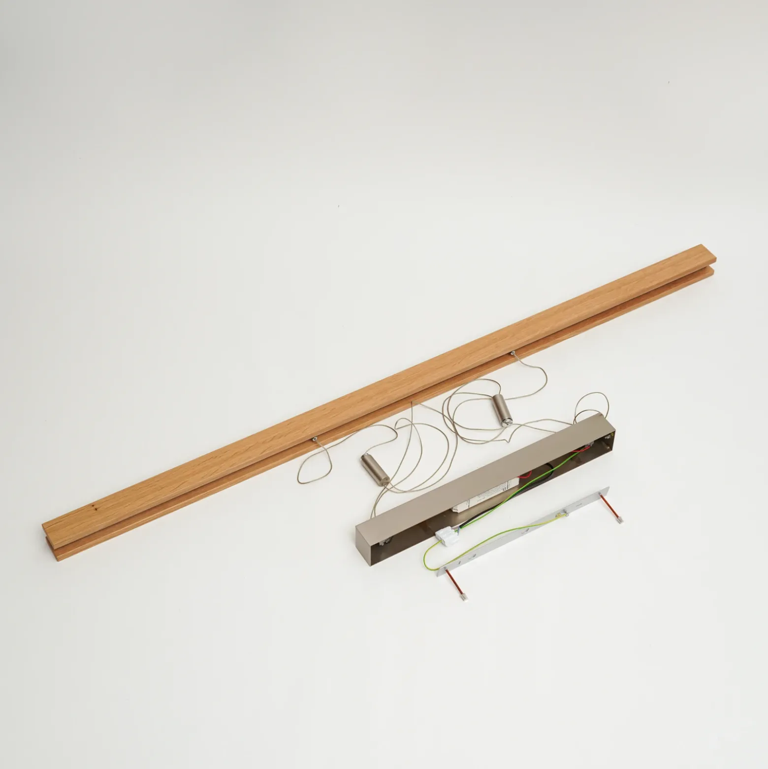 Quitani Lámpara colgante LED Alin, longitud 138 cm, roble natural