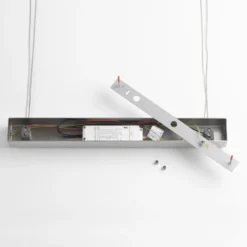 Quitani lámpara colgante LED Hiba, roble natural, longitud 118 cm