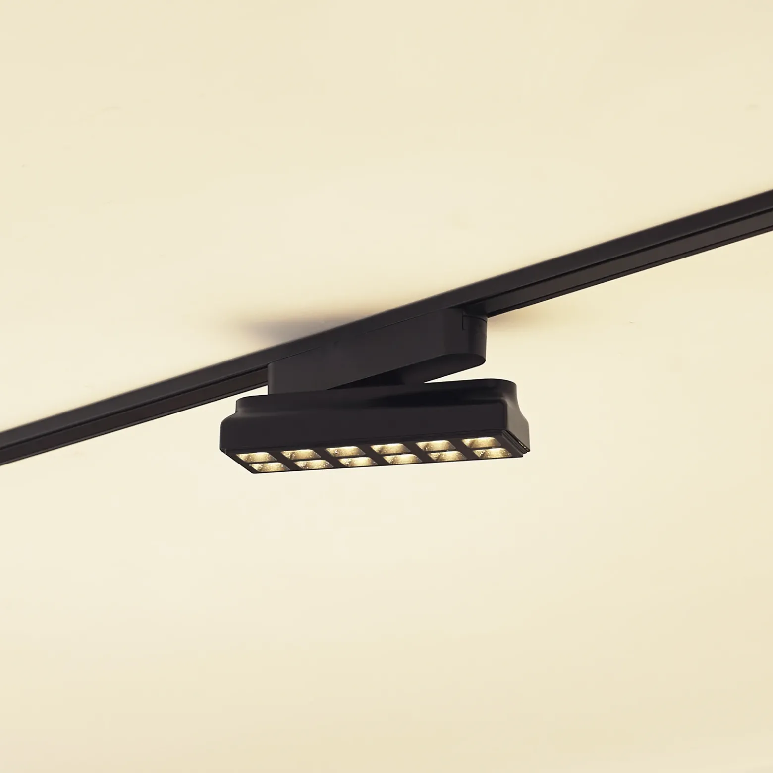 Regleta LED Lindby 48 V Lumaro, negra, 12 puntos, atenuable