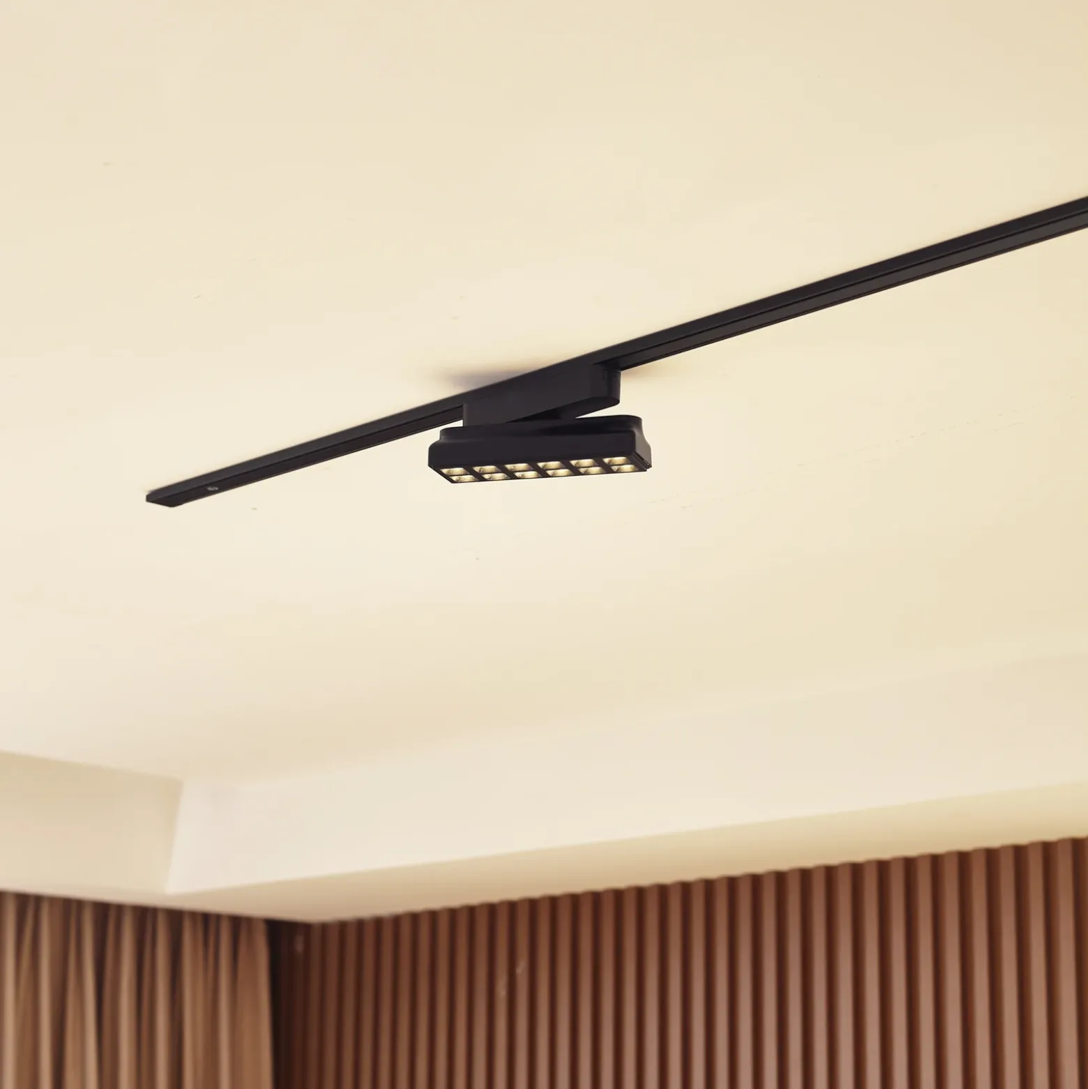Regleta LED Lindby 48 V Lumaro, negra, 12 puntos, atenuable