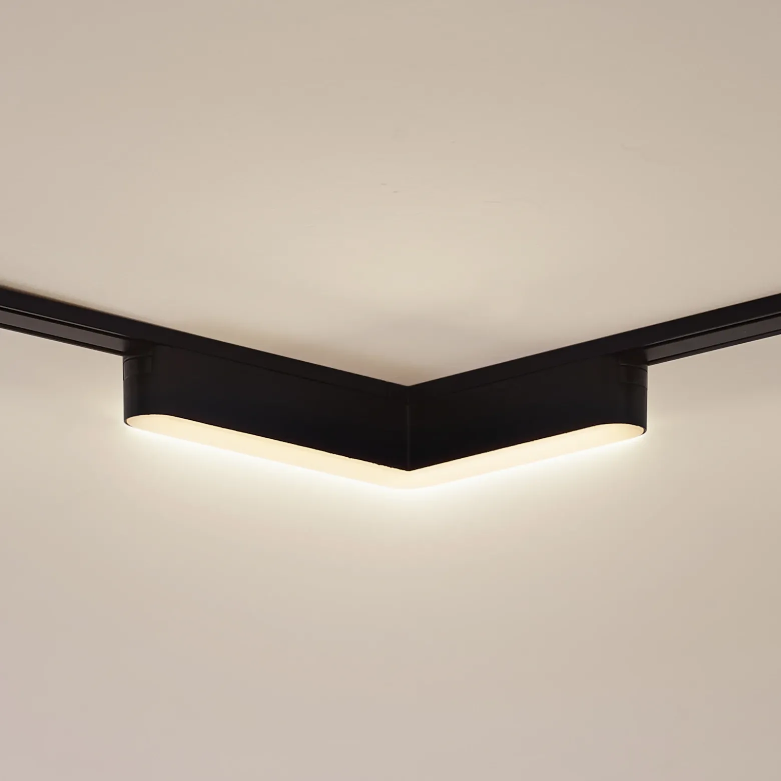 Regleta LED Lindby 48V Lumaro, negra, en forma de L, atenuable