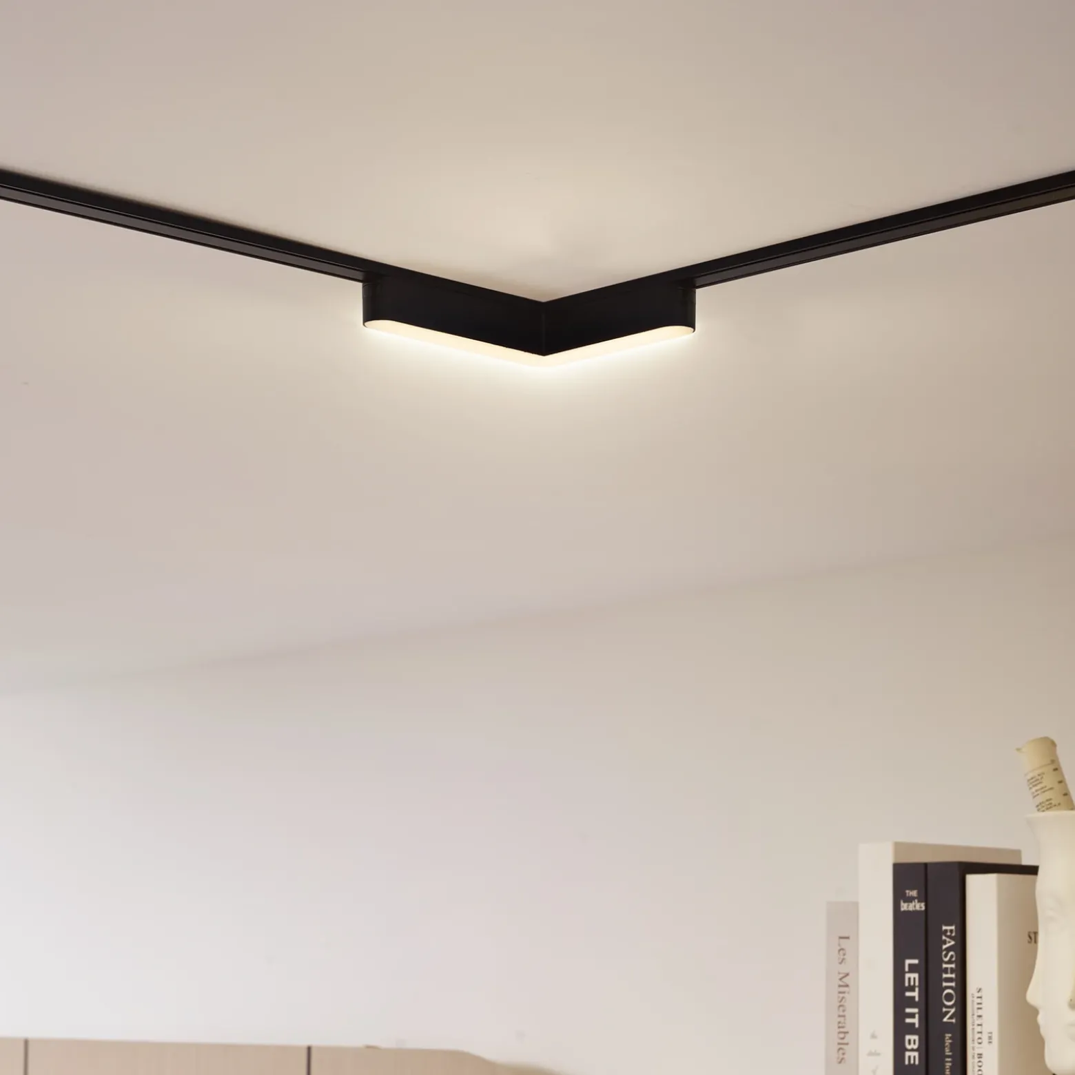 Regleta LED Lindby 48V Lumaro, negra, en forma de L, atenuable