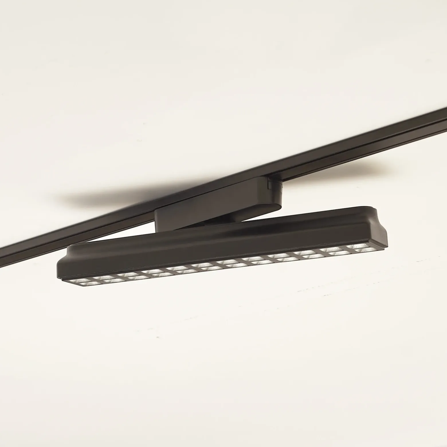 Regleta LED Lindby 48 V Lumaro, negra, 24 puntos, atenuable