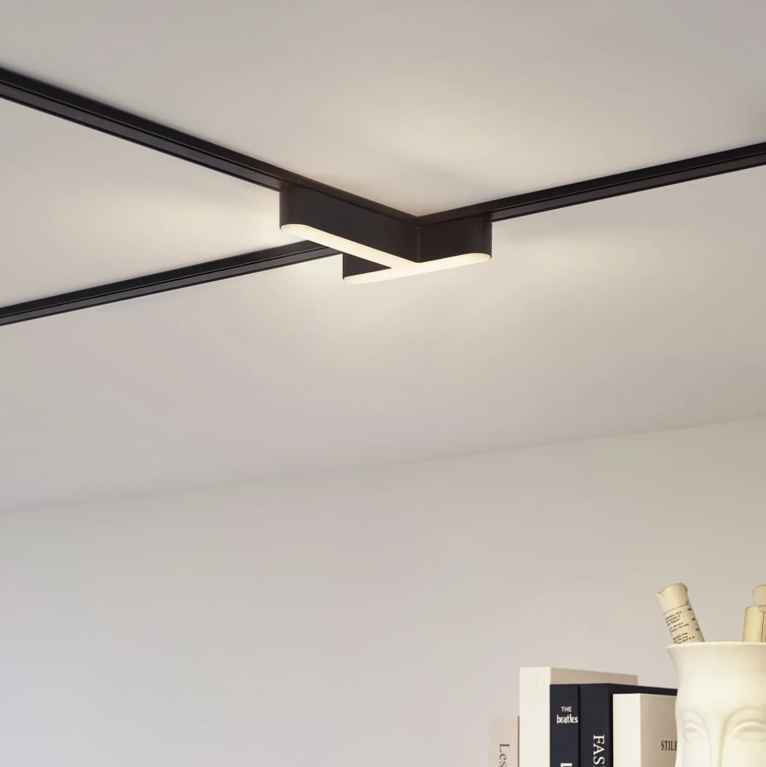 Regleta LED Lindby 48 V Lumaro, negra, en forma de T, atenuable