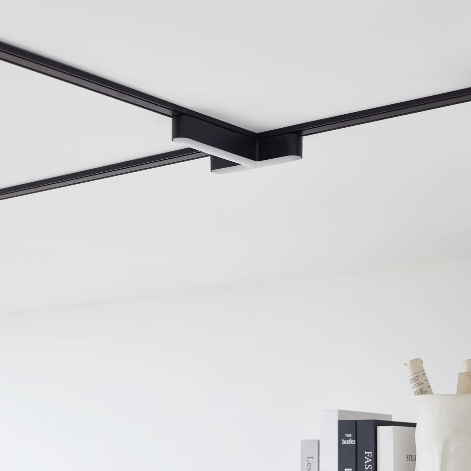 Regleta LED Lindby 48 V Lumaro, negra, en forma de T, atenuable