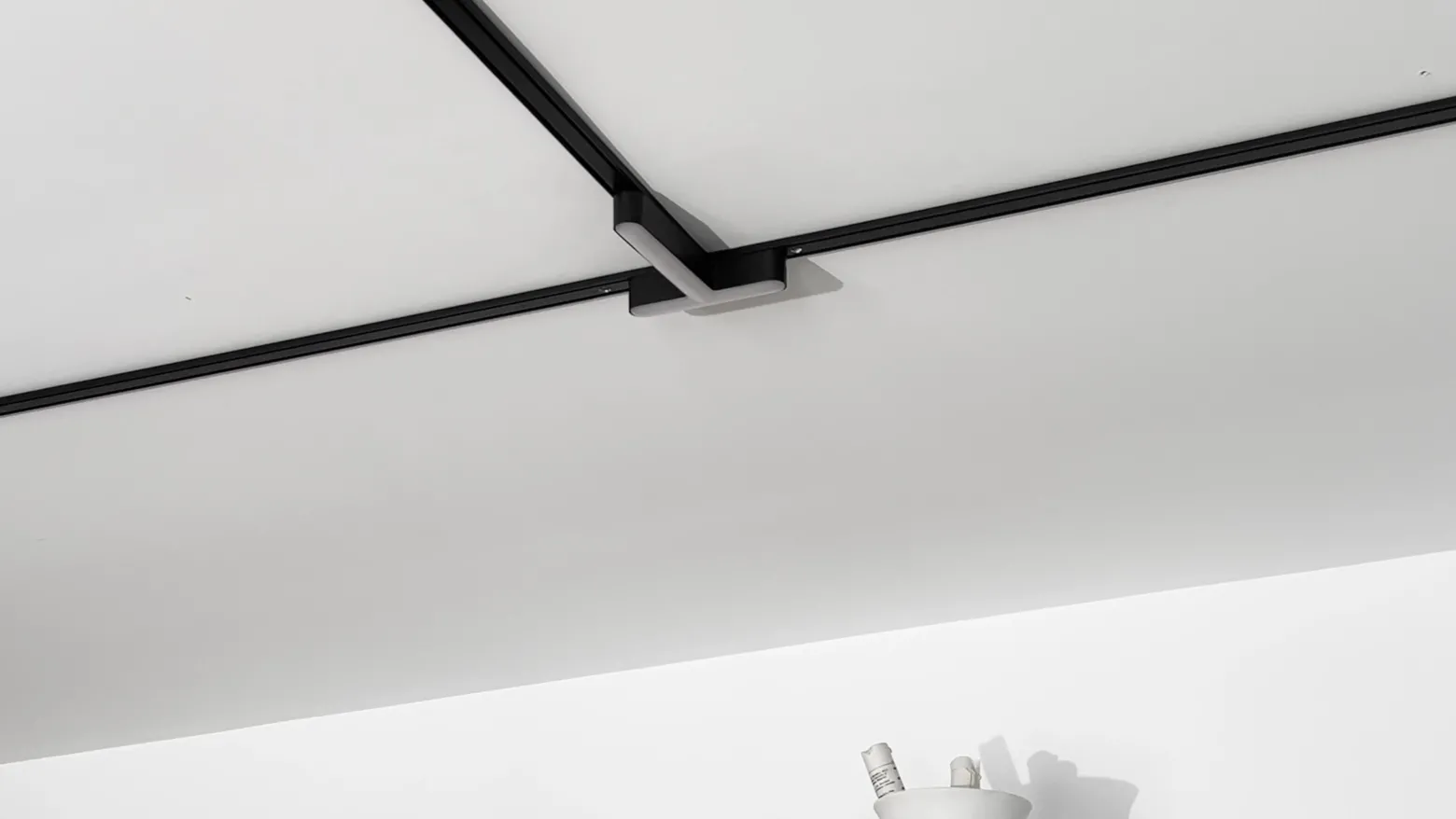 Regleta LED Lindby 48 V Lumaro, negra, en forma de T, atenuable