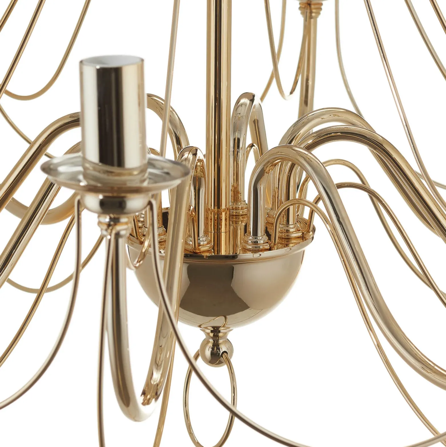 Retro lámpara de araña en oro brillante