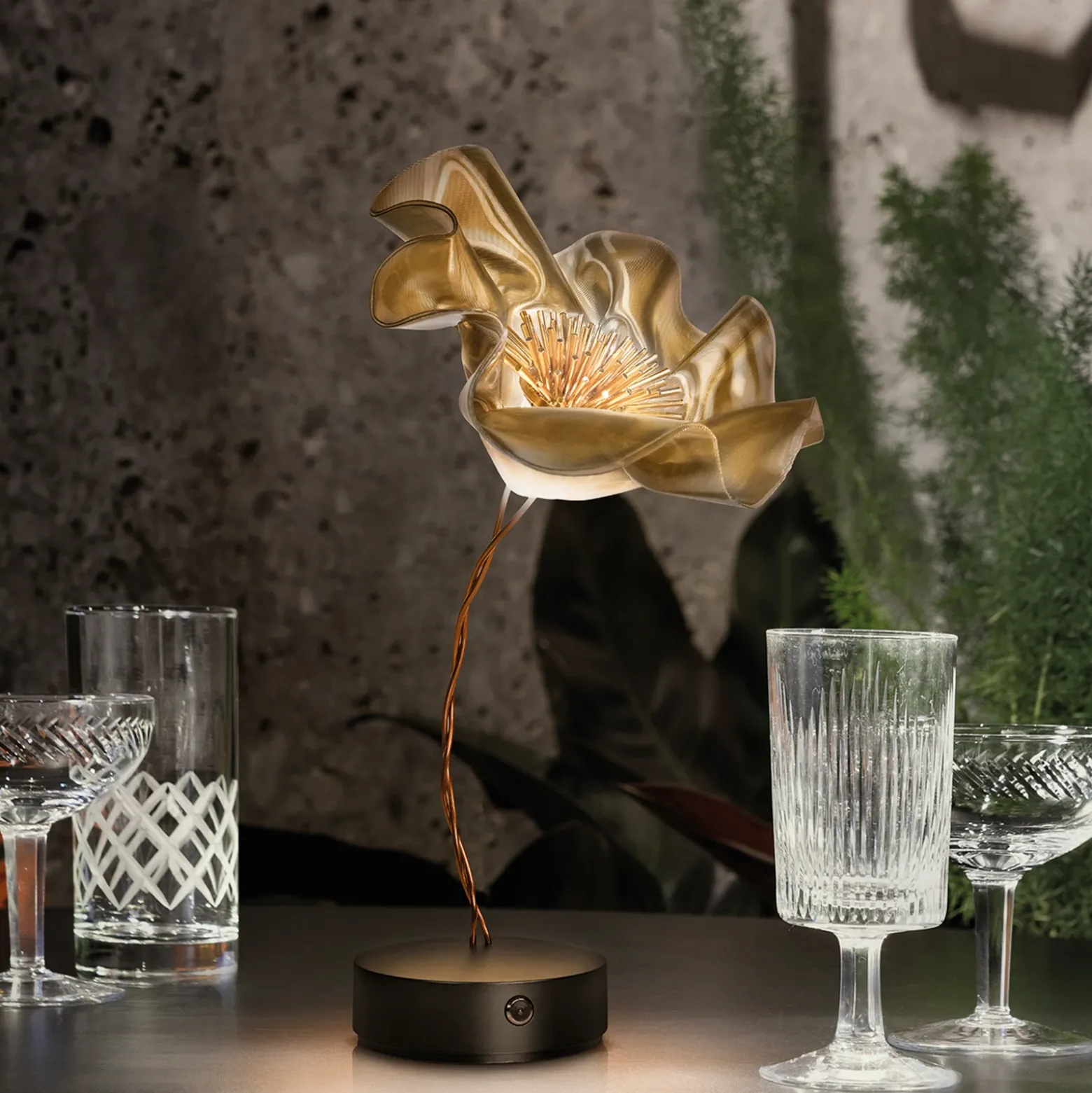 Slamp LaFleur Lámpara de mesa LED, batería recargable, terciopelo