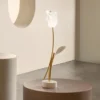 Slamp Lámpara de mesa LED recargable Tulip, base blanca
