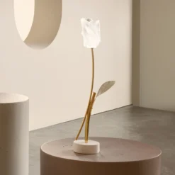 Slamp Lámpara de mesa LED recargable Tulip, base blanca