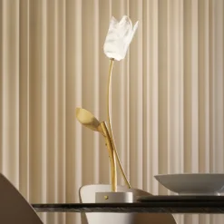 Slamp Lámpara de mesa LED recargable Tulip, base blanca