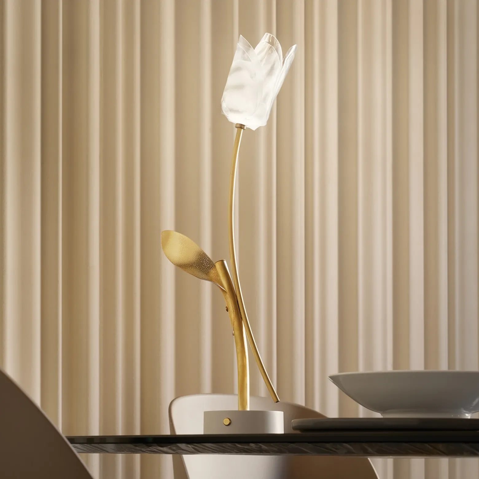 Slamp Lámpara de mesa LED recargable Tulip, base blanca