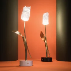 Slamp Lámpara de mesa LED recargable Tulip, base negra