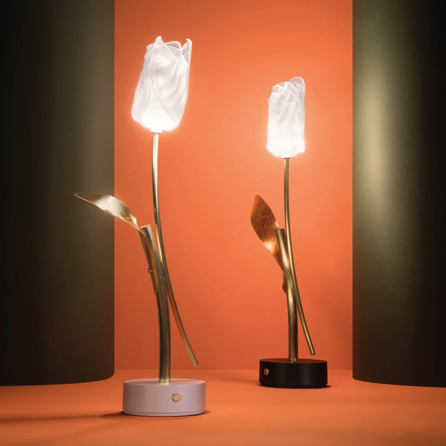 Slamp Lámpara de mesa LED recargable Tulip, base negra