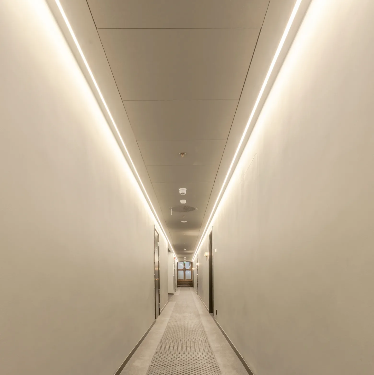 SLC Tira LED Ultra Larga iCC IP20 30m 240W 2.700K