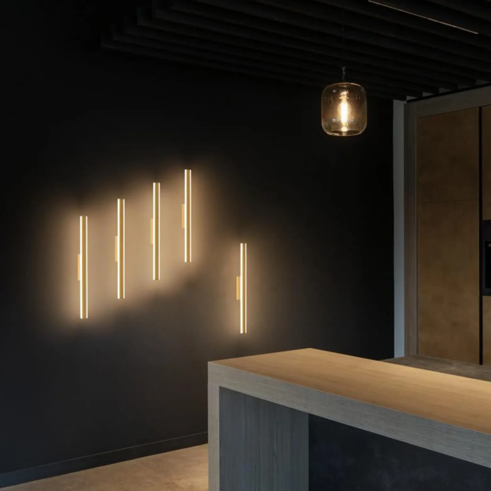 SLV aplique LED para baño One Linear, 52 cm, color latón