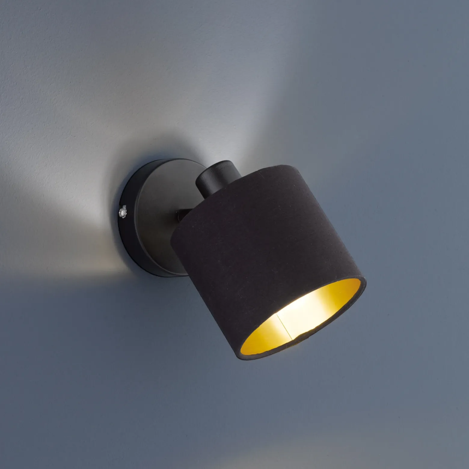 Tommy foco de pared, negro/oro, ancho 12 cm, metal/tejido