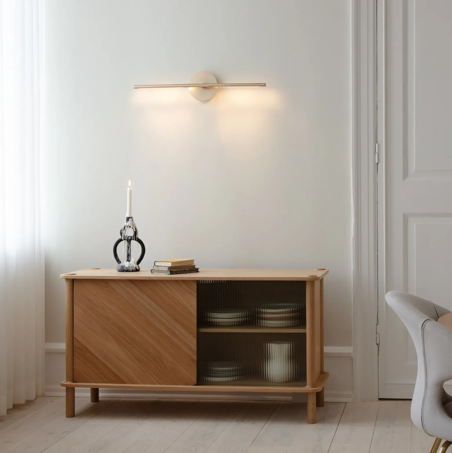 UMAGE Aplique de pared LED Omni, latón, longitud 74 cm