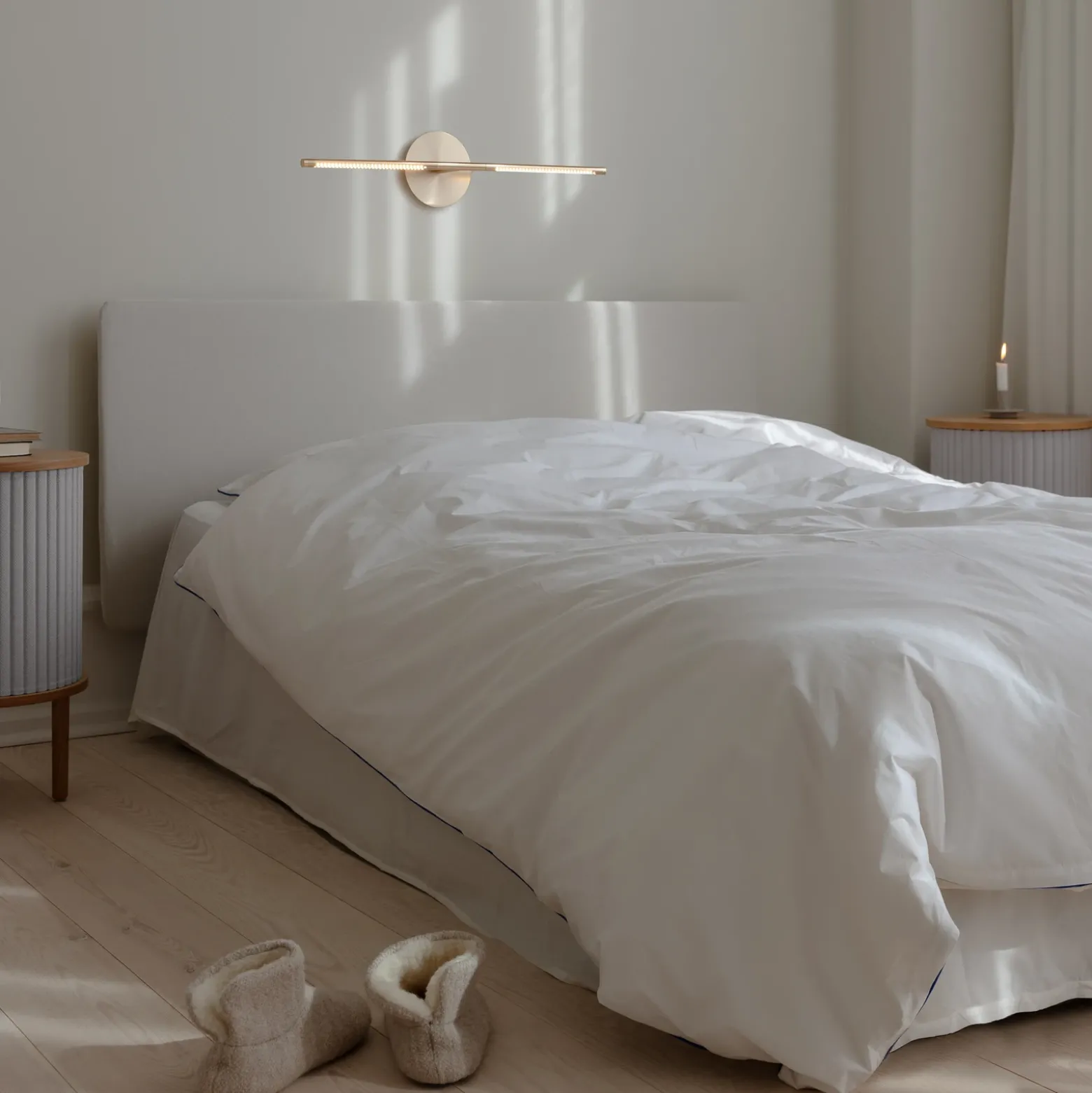 UMAGE Aplique de pared LED Omni, latón, longitud 74 cm