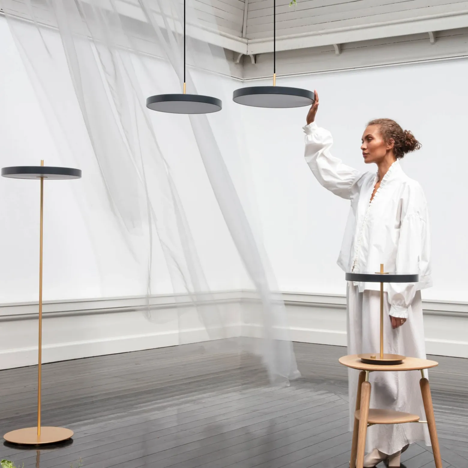 UMAGE Asteria floor lámpara de pie LED negro