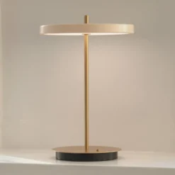 UMAGE lámpara de mesa LED recargable Asteria Move blanco perla/latón 31cm