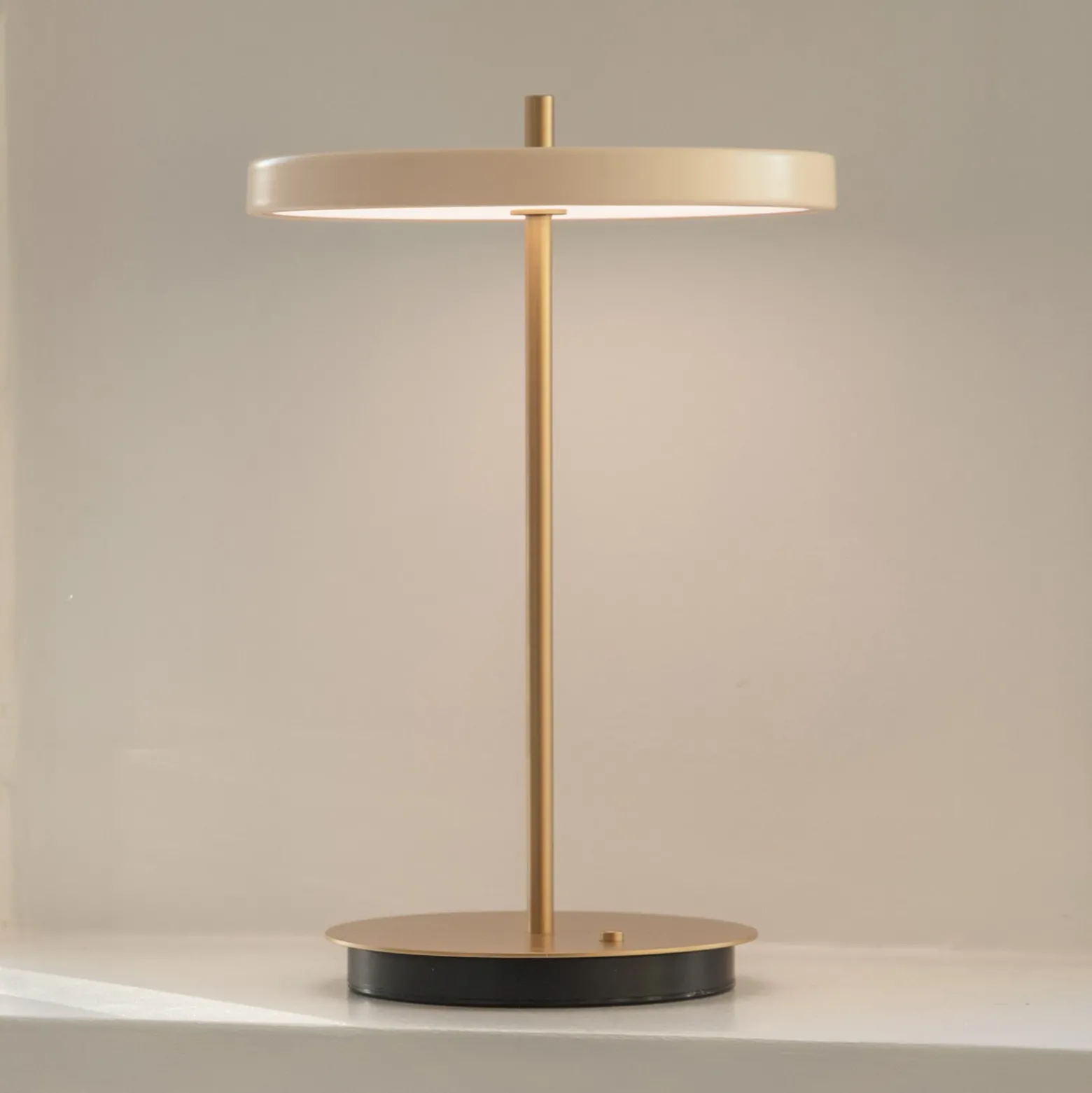 UMAGE lámpara de mesa LED recargable Asteria Move blanco perla/latón 31cm