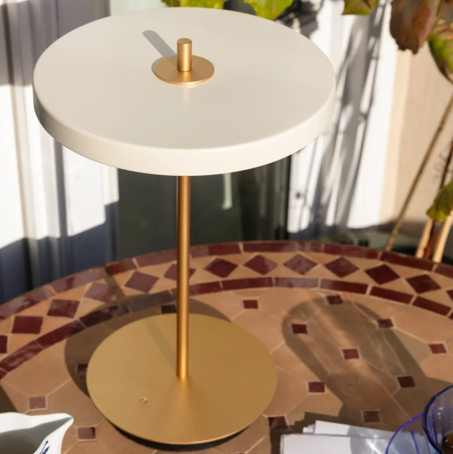 UMAGE lámpara de mesa LED recargable Asteria Move blanco perla/latón 31cm