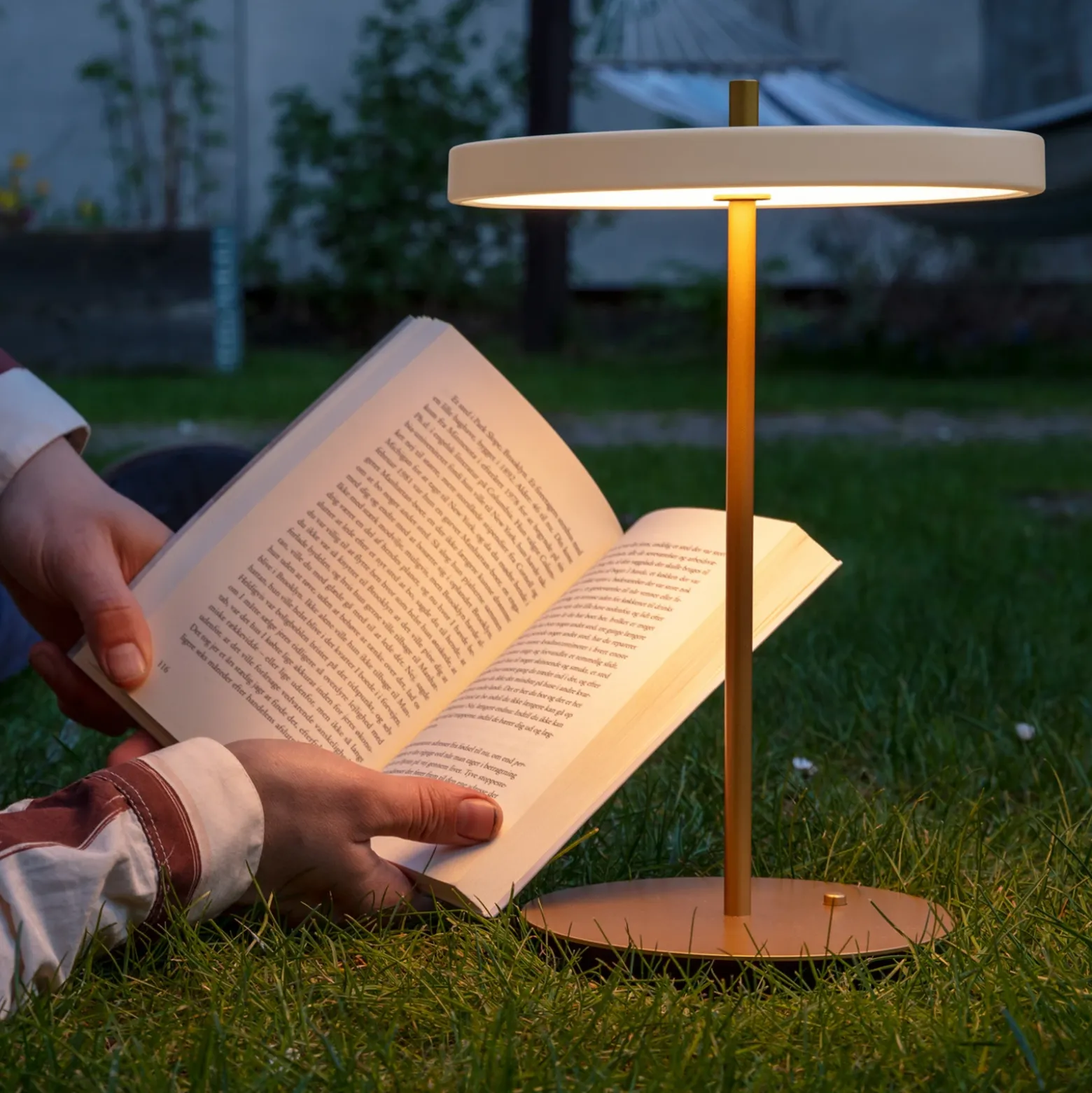 UMAGE lámpara de mesa LED recargable Asteria Move blanco perla/latón 31cm