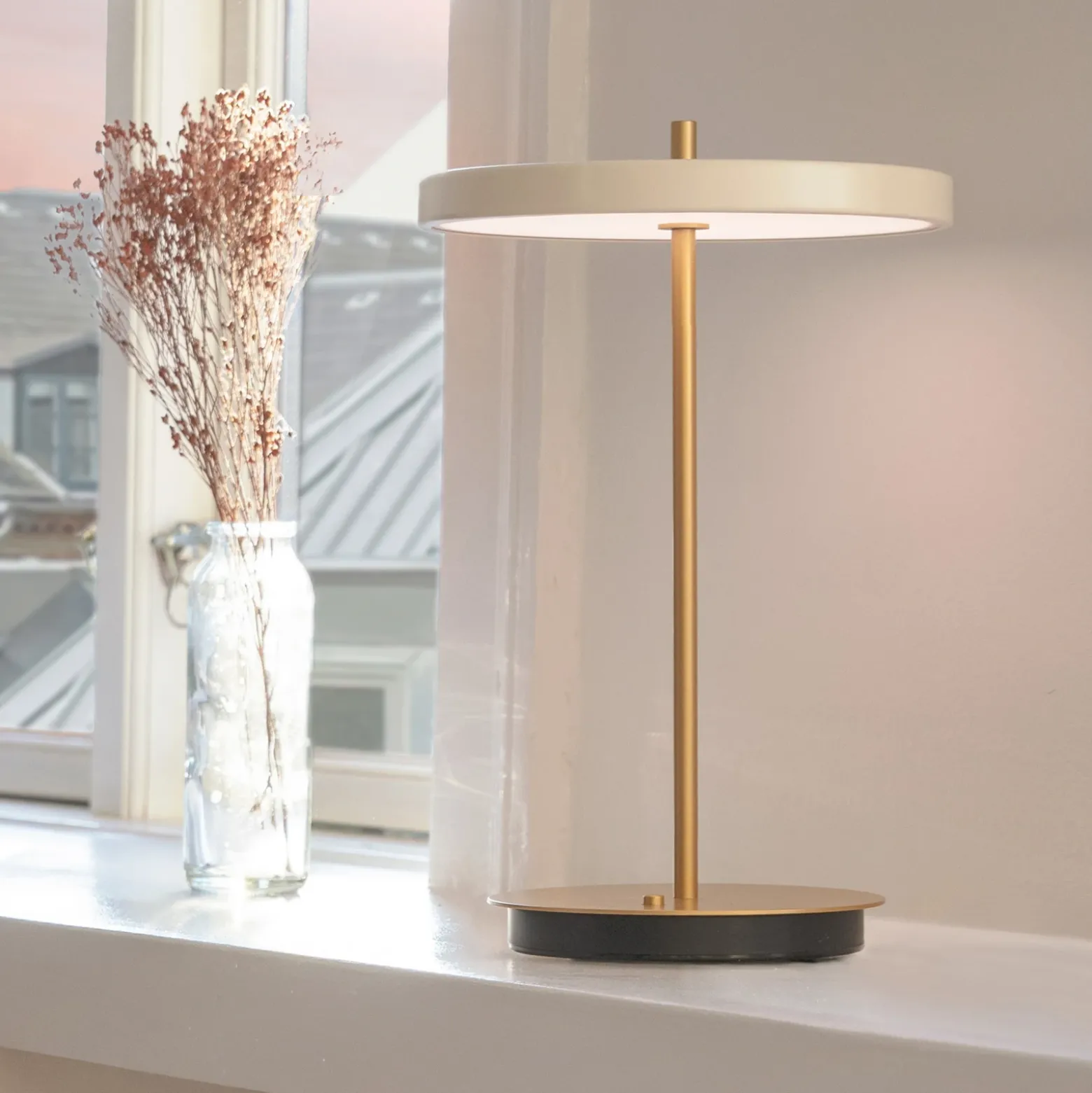 UMAGE lámpara de mesa LED recargable Asteria Move blanco perla/latón 31cm