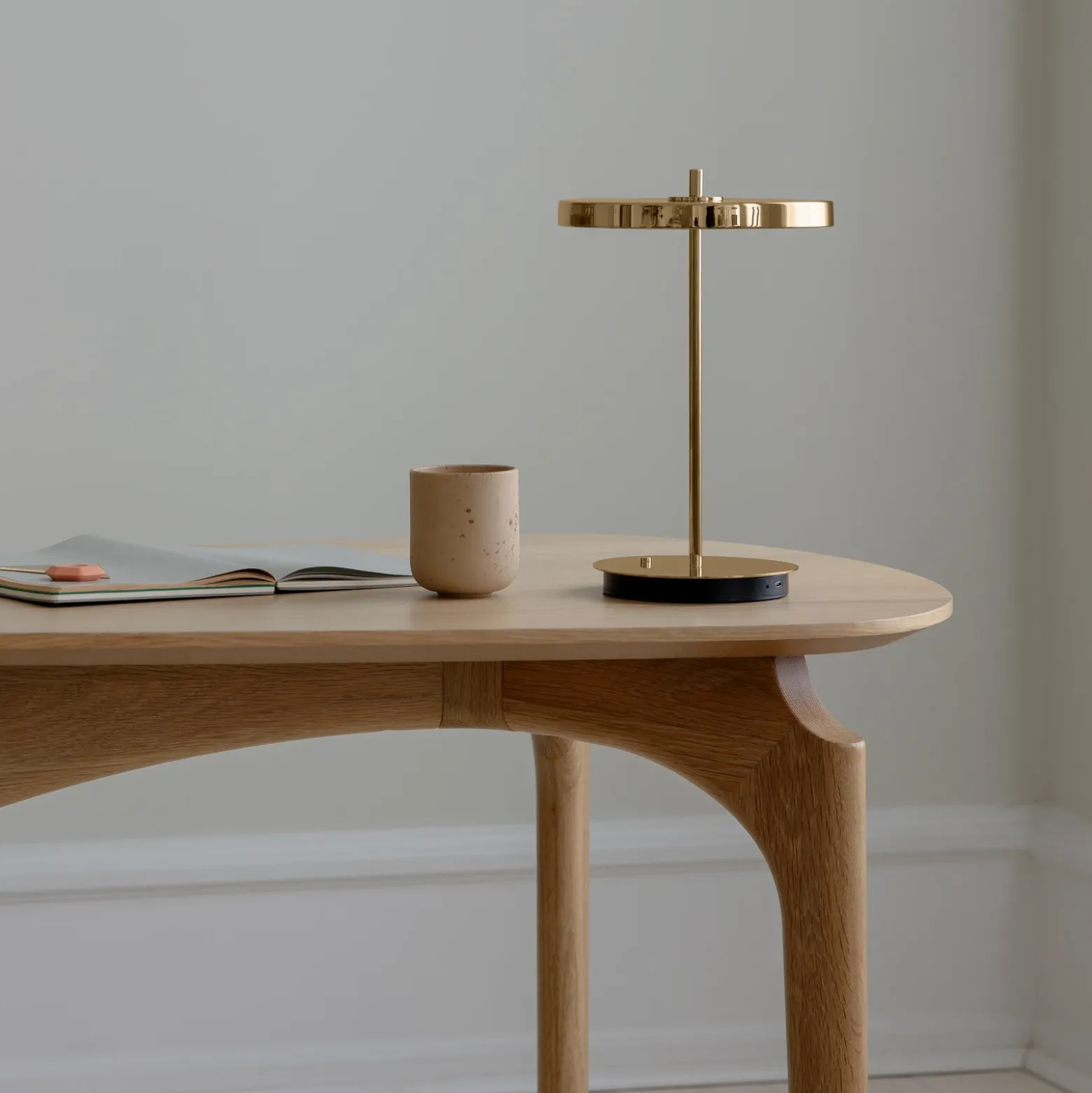 UMAGE Lámpara de mesa LED recargable Asteria Move latón pulido 31 cm