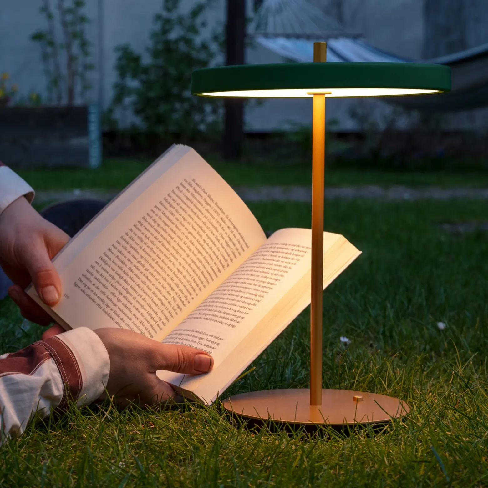 UMAGE lámpara de mesa LED recargable Asteria Move verde bosque/latón 31cm